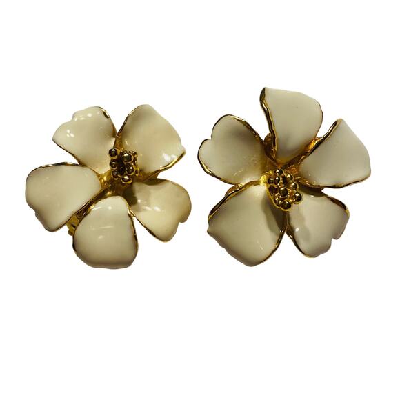 Vintage clip on earrings goldtone & creamy white enamel flowers casual romantic - Picture 7 of 8